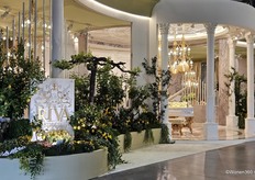 Een blik op de stand van Riva Mobili D'Arte, dat staat voor klassiek Italiaanse meubelen.